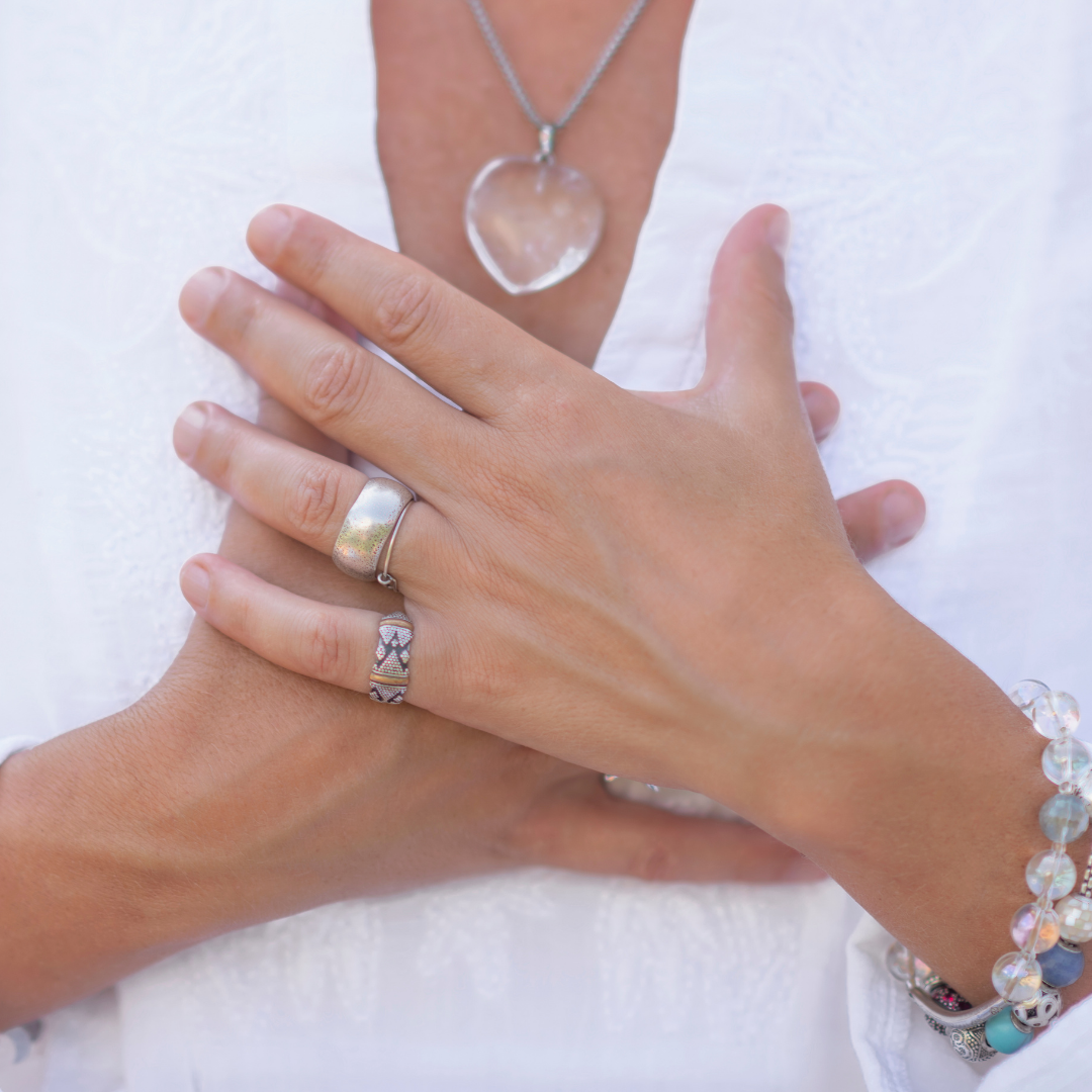 Lee más sobre el artículo 🌿 Reiki en AulaZai: Energía que transforma desde el corazón 🫶🏻